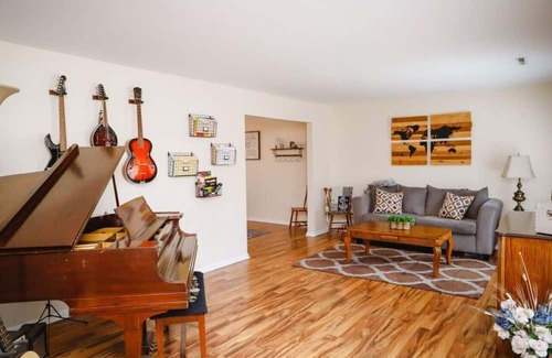 Hampton House | Dog Lover's Haven - Room in the Heart of Hampton