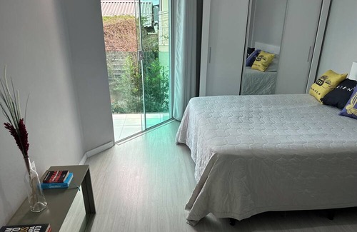 Capoeiras House | Quarto Confortável em Casa Grande