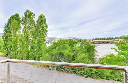 Lyle House | Oregon Retreat w/Balcony: Steps to Columbia River