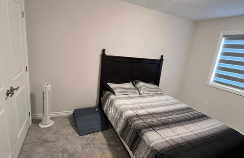 Ottawa Division House | 2 minutes from Hwy, free 2 cars parking, great for families visiting Ottawa.