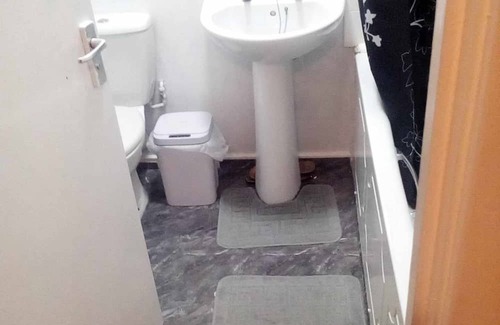 Dover House | Double bedroom located in a quiet place walking distance to seaside and town