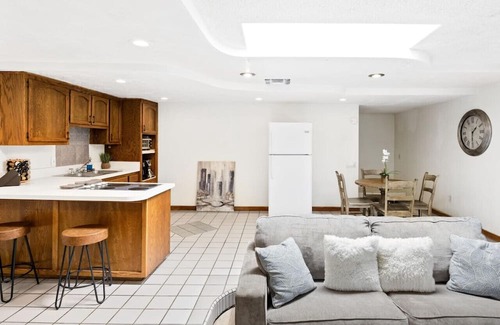 Baker Street House | Bright and Spacious Back House