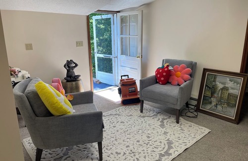 Bristol Apartment | Cozy apartment close to ESPN Bristol & Lake Compounce CT