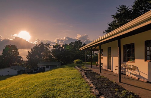 Roble Cottage | Tranquil Retreat with Stunning Views and Cozy Fireplace