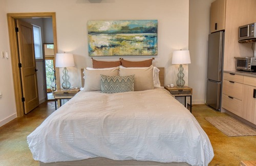 West Oak Hill Cottage | Serene studio nestled in nature