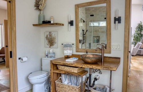 West Oak Hill Cottage | Luxurious Cottage Nestled in Nature