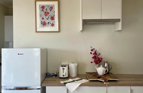 Duncan Other | Large beachside Homestead, private apartments, fireplace, 3 min walk to beach.n