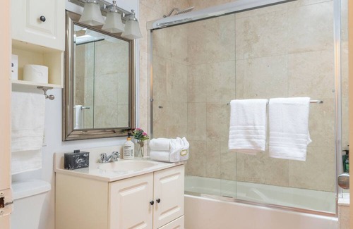 South Surrey House | Chic Private Modern Home with All Amenities: Your Perfect Getaway!