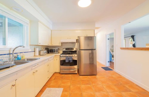 South Surrey House | Chic Private Modern Home with All Amenities: Your Perfect Getaway!