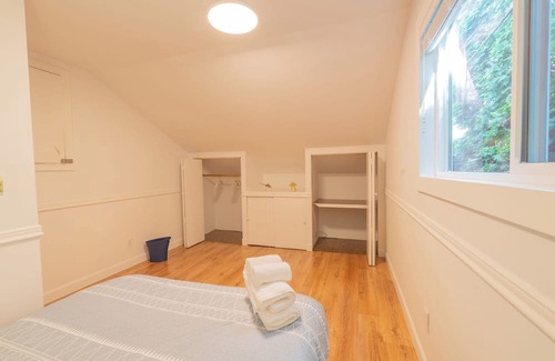 South Surrey House | Chic Private Modern Home with All Amenities: Your Perfect Getaway!