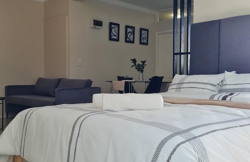 Rondebosch Apartment | Green Oasis apartment nestled among tall trees- extra length bed, queen size