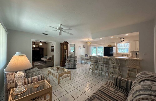 St. Petersburg - Clearwater House | PRIME LOCATION!HUGE POOL/LANAI/BACKYARD-NEAR BEACH/RESTAURANT/PARK/MUSEUM/SHOPS!