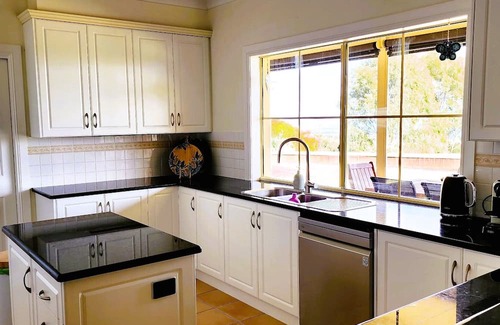 Carrickalinga House | Spacious house on hilltop with magnificent views