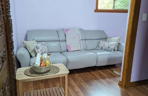 Grindelwald Cottage | A comfortable and charming granny flat in Swiss village of Tasmania.