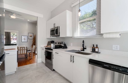 Travis Heights House | Deep in the Heart of SoCo – Main House: Chic 3 BDR, Walk to Dining & Shopping!