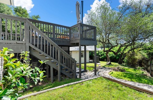 Travis Heights House | Deep in the Heart of SoCo – Main House: Chic 3 BDR, Walk to Dining & Shopping!