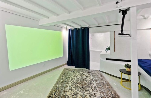 Ashgrove House | Unit in Inner Brisbane with Movie Room and Parking