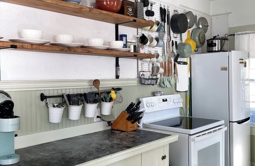Hull Cottage | Retro New England cottage – walk to the beach!