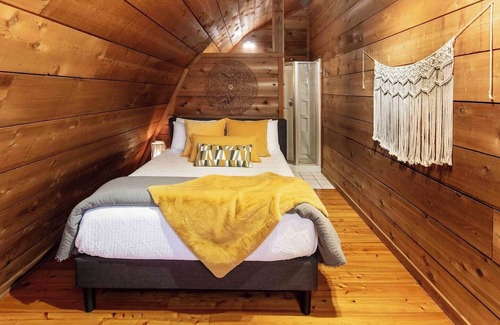 Pomona Cabin | This cabin is a 5 bedroom(s), 3 bathrooms, located in Pomona, IL.