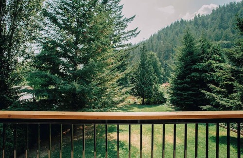Harrison Hot Springs Condo | Harrison Lake Modern Boho Studio