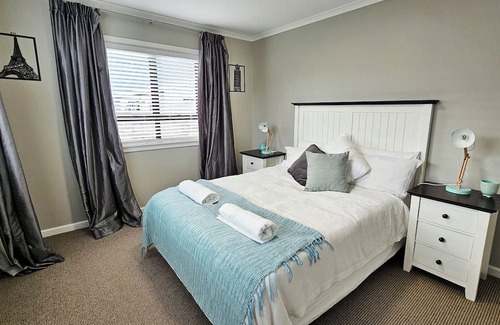 Taradale House | Osier Oasis, walk to Mission & Wineries!