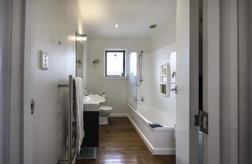 Taradale House | Osier Oasis, walk to Mission & Wineries!