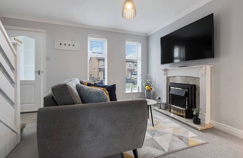 York House | Pass the Keys | 127 Bellhouse Way · Renovated Family Home For 2