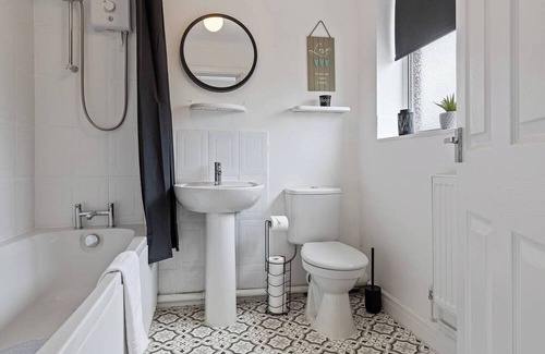 York House | Pass the Keys | 127 Bellhouse Way · Renovated Family Home For 2