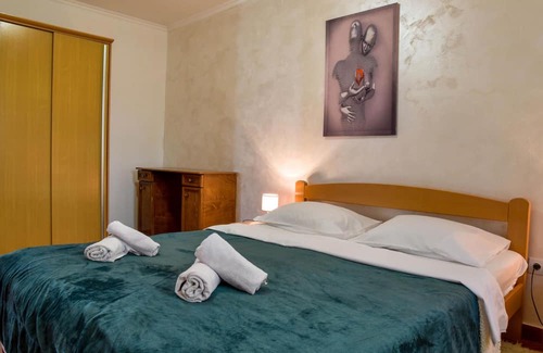 Dobrota Apartment | Sea View Vacation Flat w Balcony in Kotor