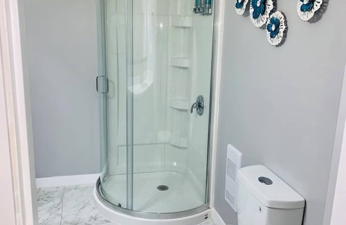 Saanich West Apartment | Cozy Bachelor Suite with Full Kitchen + Free Parking