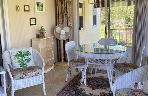 Saratoga Springs Cottage | Saratoga Racing Meet. Charming Cottage 3 miles to Track, Downtown and Shopping.