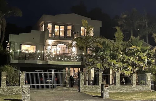Matakatia Apartment | The Palms on Tindalls, Stunning 1 Bed self contained Italian styled apartment