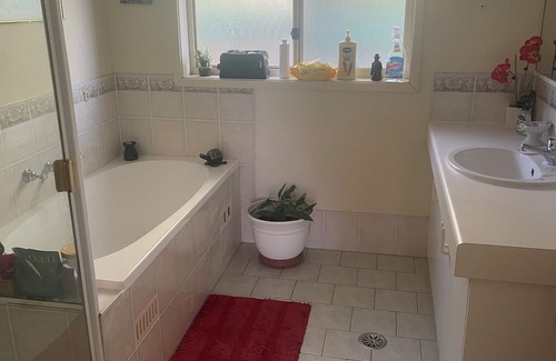 Kanahooka Bed & Breakfast | Lakeside Manor 2 Private Bedrooms with amenities