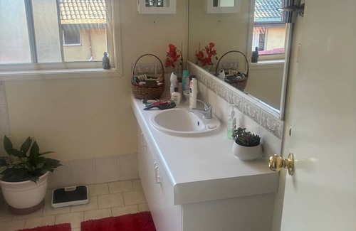 Kanahooka Bed & Breakfast | Lakeside Manor 2 Private Bedrooms with amenities