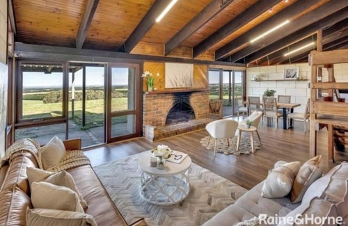 Bolinda Cottage | Cosy farm cottage with a wood fire heater. Ideal for a romantic/family getaway!