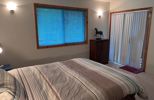 Eagle Creek House | Eagle Point Cabin at Ruth Lake Pet Friendly
