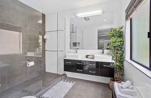 Mudgeeraba House | Summerhill House is a family home nestled amongst the trees with epic hinterland sunset views