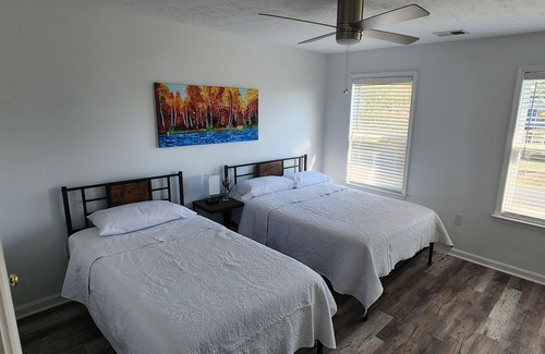 Issue House | Hideaway at Colonial Beach You can relax quiet hood just 5 Minutes to the Beach.