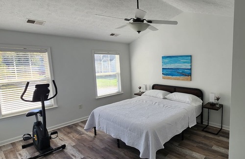 Issue House | Hideaway at Colonial Beach You can relax quiet hood just 5 Minutes to the Beach.