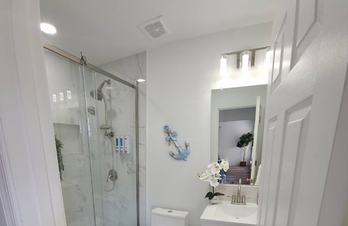 Issue House | Hideaway at Colonial Beach You can relax quiet hood just 5 Minutes to the Beach.