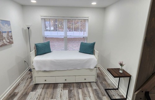 Issue House | Hideaway at Colonial Beach You can relax quiet hood just 5 Minutes to the Beach.