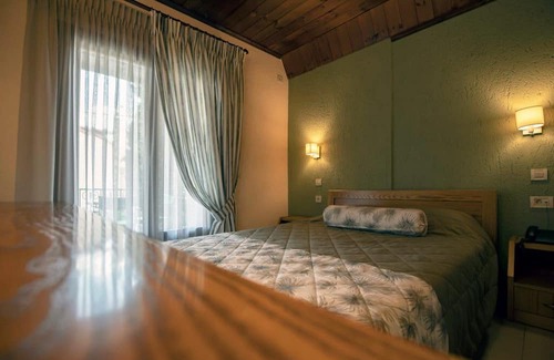 Eptalofos Condo | Eptalofos Guesthouse - Triple Room with Balcony