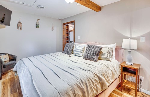 Craig Beach Cottage | Romantic Getaway by the Lake!