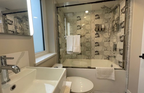 Sunset House | *NEW BUILT* Private Modern 2bd 2ba. Easy Parking