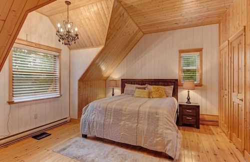 Gore House | Fiddler Lake Resort: Lake Access, Private Jacuzzi