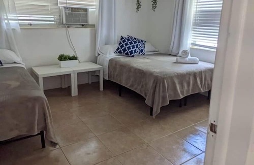 Poinciana Park Apartment | ★ 1 bdr Apartment ★ Beach 6min ★ Downtown 4min