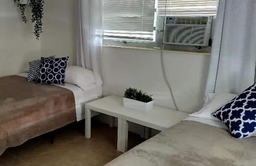 Poinciana Park Apartment | ★ 1 bdr Apartment ★ Beach 6min ★ Downtown 4min