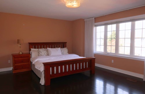 Richmond Hill House | Large Spacious 4 Bedroom House in the Heart of Richmond Hill