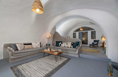 Karterados Villa | Luxury 2BR Suite close Thera Archaeological Museum