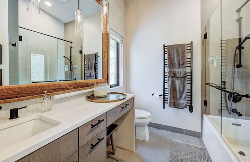 Leavenworth Ski Chalet | Luxurious Retreat: Mountain Views, King Bed, Sauna, Fast WiFi, Creek, 5 Acres